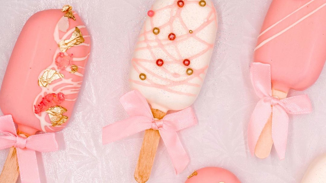 A photo of three Cake Pops